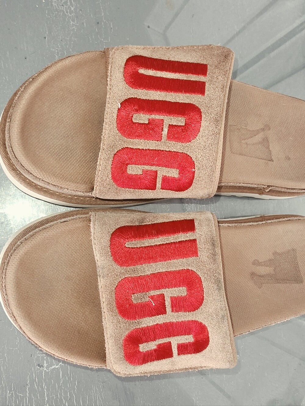 UGG SLIP-ON NO PLASTIC HERE!
